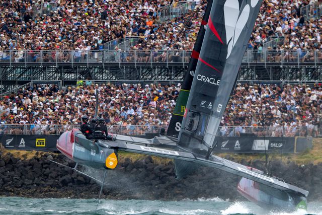 Imagens impressionantes do choque brutal entre dos veleiros no GP da Nova Zelândia
