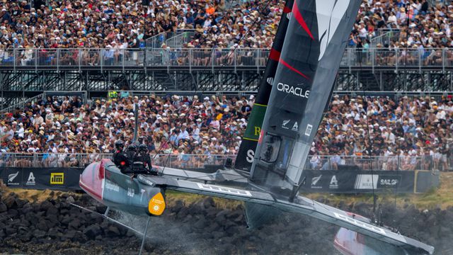 Imagens impressionantes do choque brutal entre dois veleiros no GP da Nova Zelândia