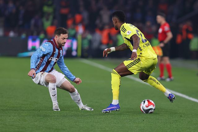 Fenerbahçe vence dérbi frente ao Trabzonspor e não deixa fugir o líder