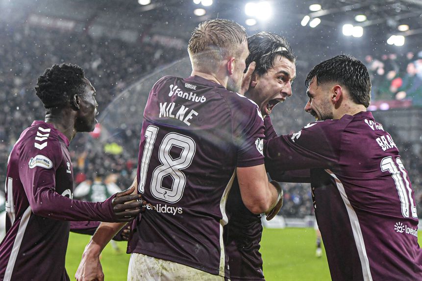 Jogadores do Hearts a celebrarem um golo, incluindo o luso Cláudio Braga