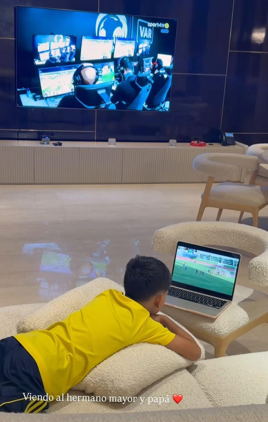 Atenções divididas na casa de Cristiano Ronaldo - Foto: instagram/Georginagio