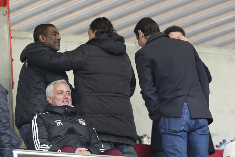 José Mourinho, treinador do Benfica, a cumprimentar Oceano Cruz, antigo internacional português e ex-jogador do Sporting (foto: SL Benfica)