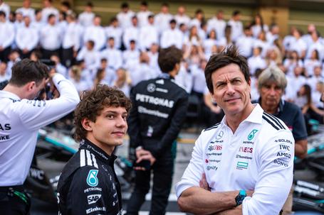 Toto Wolff ao lado de Andrea Kimi Antonelli na Mercedes