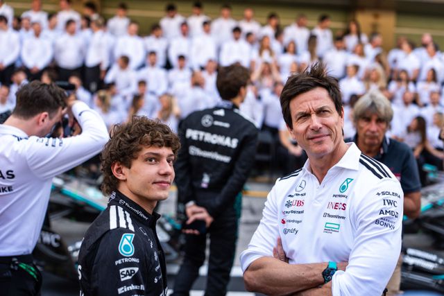 Toto Wolff ao lado de Andrea Kimi Antonelli na Mercedes