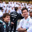 Toto Wolff ao lado de Andrea Kimi Antonelli na Mercedes