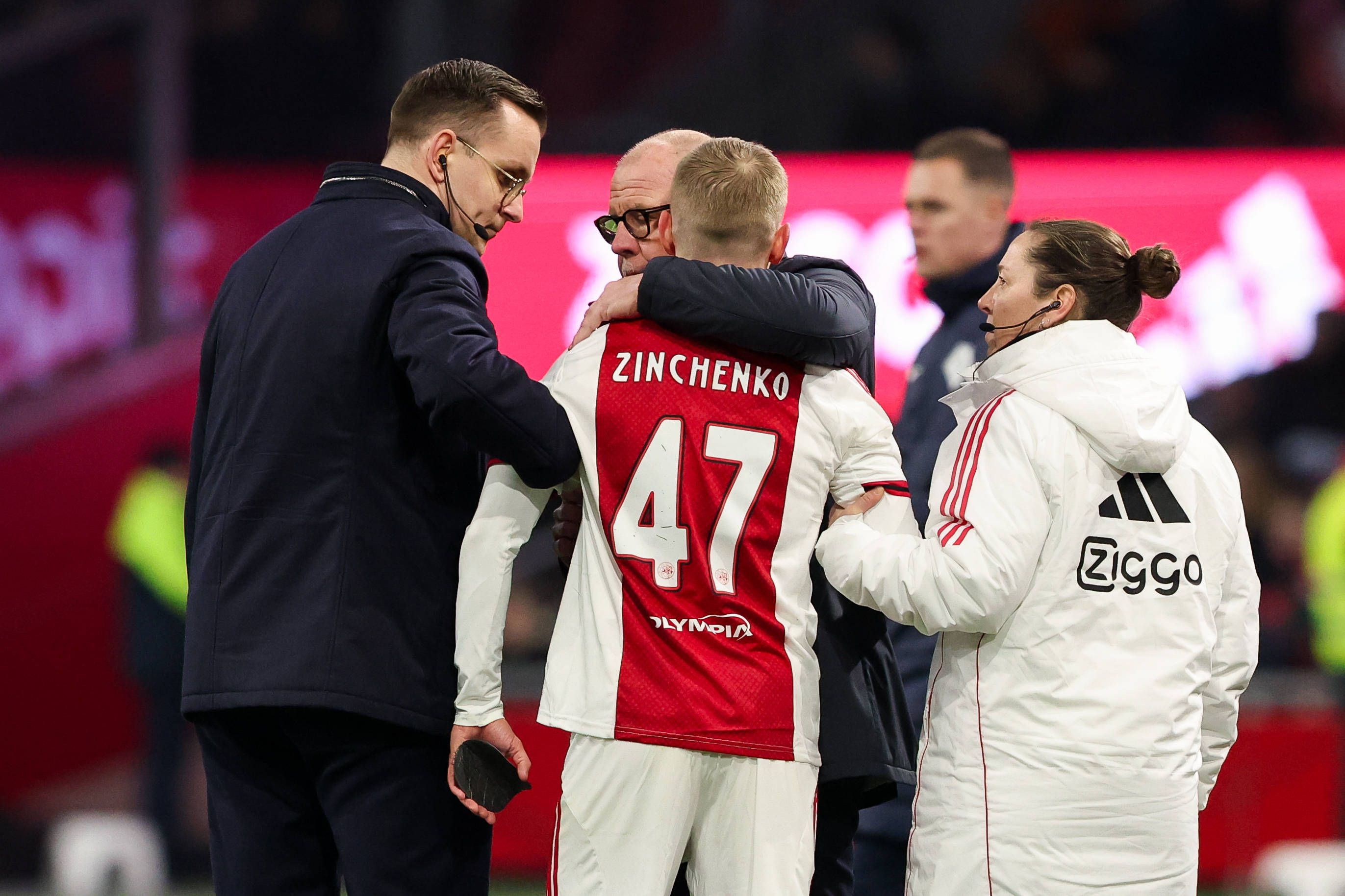 Zinchenko foi confortado pelo treinador do Ajax após a lesão sofrida