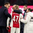 Zinchenko foi confortado pelo treinador do Ajax após a lesão sofrida