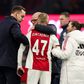 Zinchenko foi confortado pelo treinador do Ajax após a lesão sofrida
