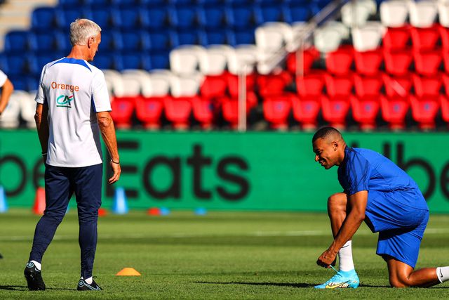 Deschamps irónico sobre gestão de Mbappé no PSG: «Magnífico…»