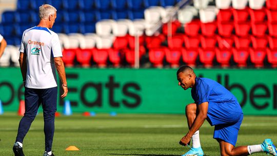 Deschamps irónico sobre gestão de Mbappé no PSG: «Magnífico…»