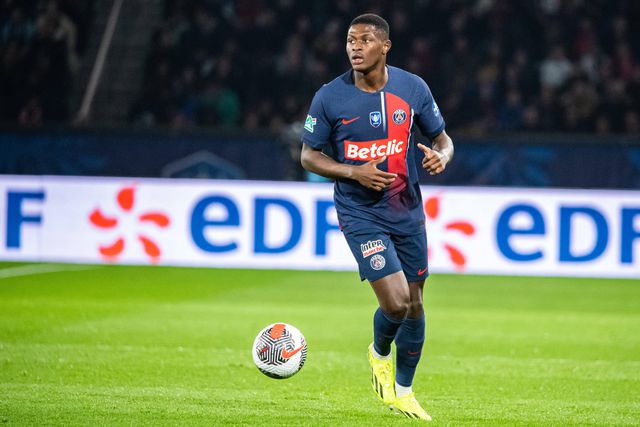 Vídeo: Adeptos do PSG aplaudem regresso em forma de Nuno Mendes