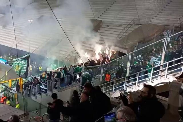 Adeptos do Sporting com pirotecnia