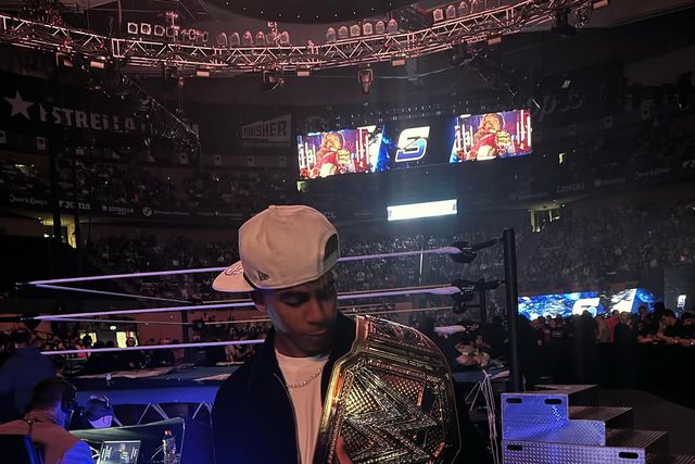 WWE foi a Barcelona e Lamine Yamal já tem cinto de campeão