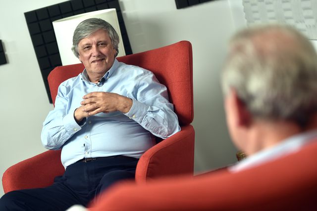 Laurentino Dias entrevistado pelo jornalista José Manuel Delgado, nas instalações de A BOLA (foto: Miguel Nunes)