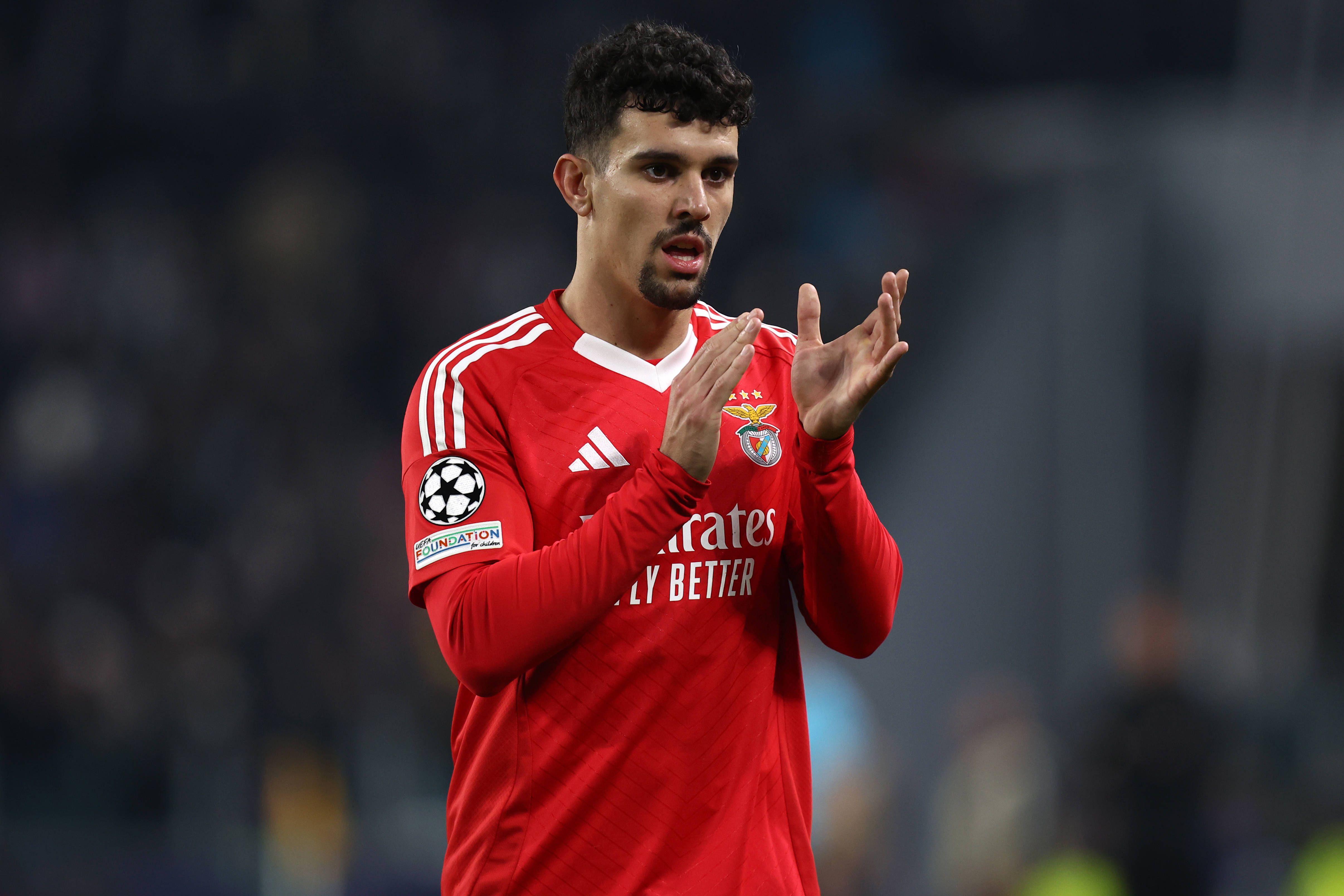 Tomás Araújo, central do Benfica, a aplaudir durante um jogo, no relvado