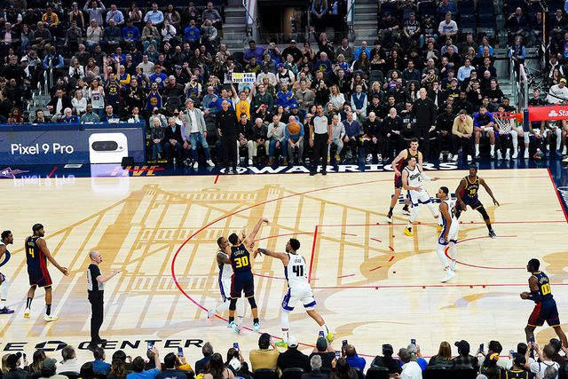 Steph Curry converte o triplo 4000 da carreira, em vitória dos Golden State Warriors sobre os Sacramento Kings