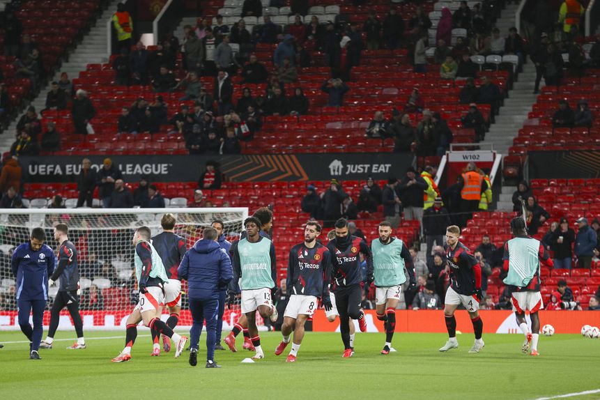 Bruno Fernandes e Dorgu no aquecimento do Manchester United