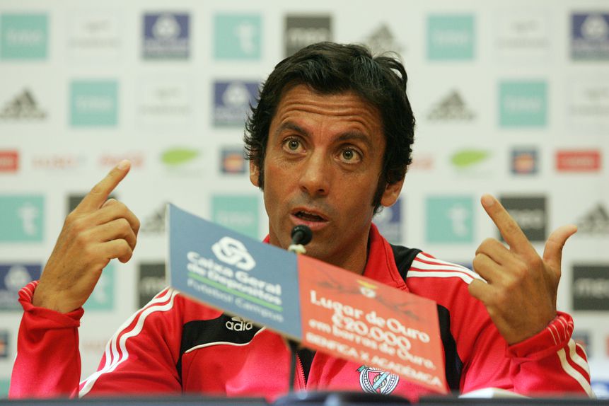 Quique Flores durante uma conferência de imprensa no Estádio da Luz, decorria a temporada 2008/2009