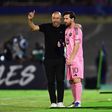 Não se vê todos os dias: Messi começou no banco e recebeu indicações do treinador Javier Mascherano