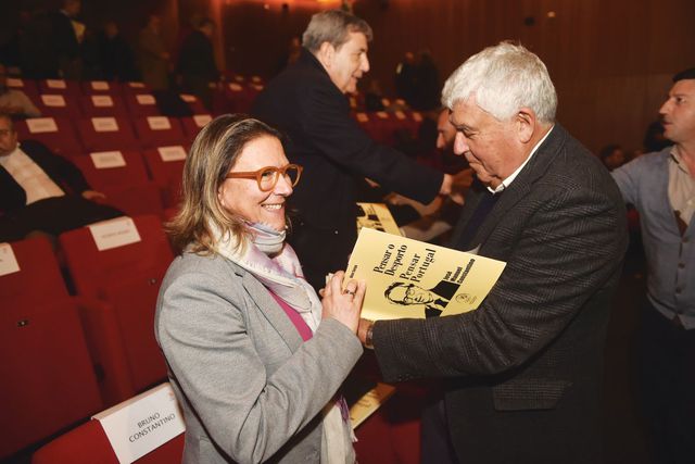 Susana Feitor, presidente da Fundação do Desporto, recebe exemplar autografado da biografia de José Manuel Costantino, da autoria de Vítor Serpa