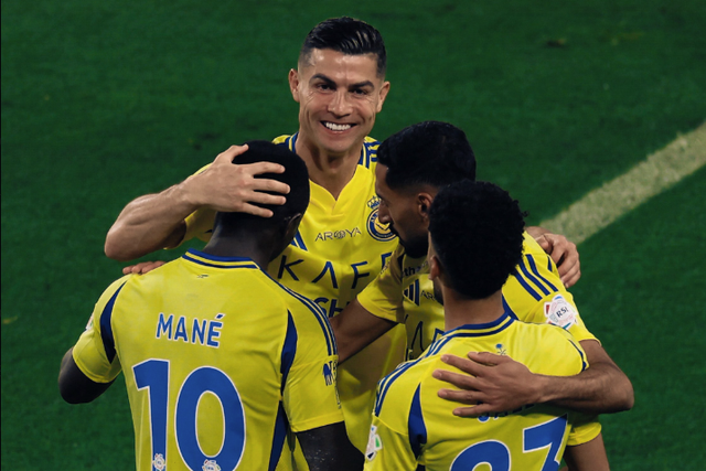 Ronaldo festeja com os companheiros