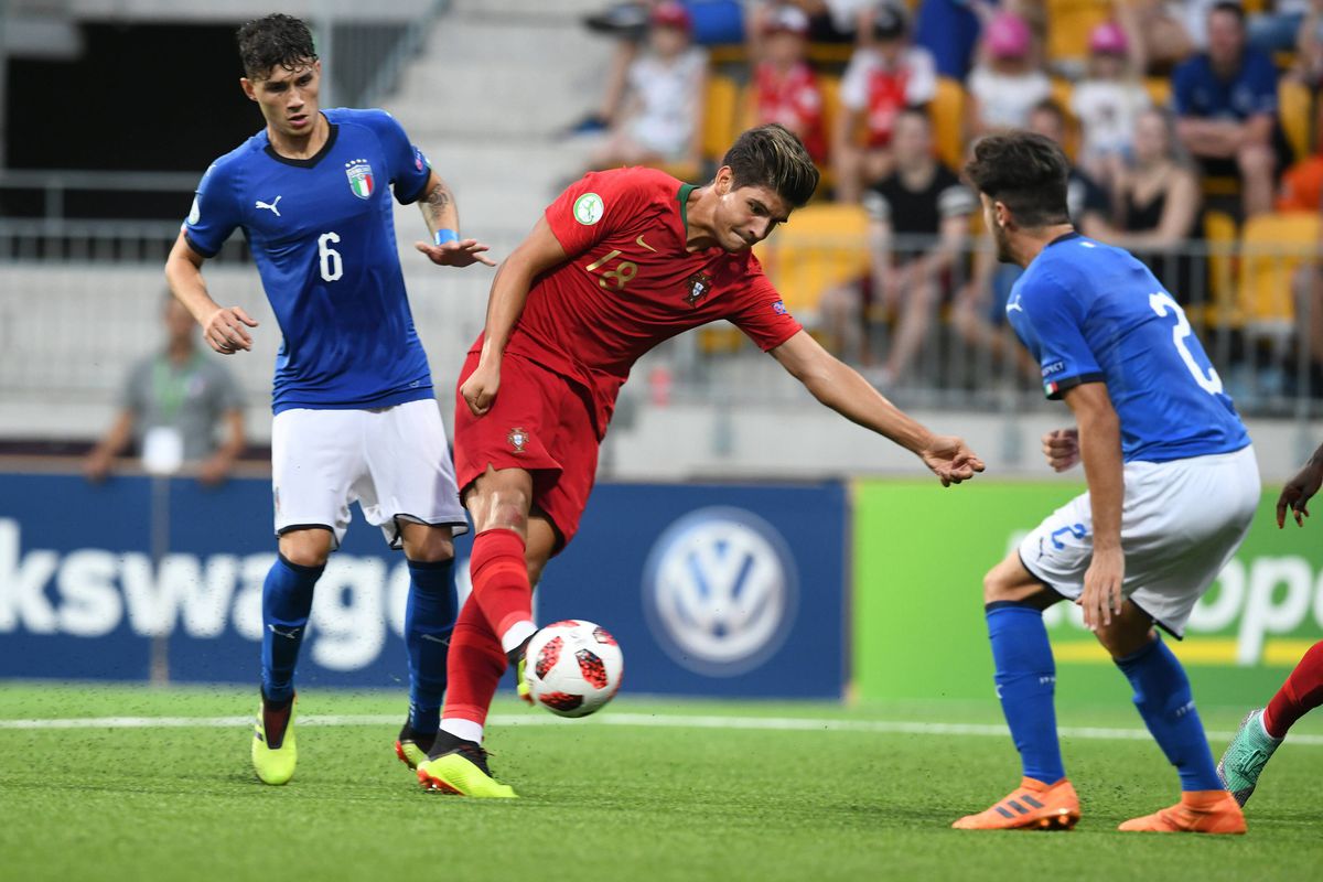 HISTÓRIA A BOLA Campeão europeu relança-se no Leça: «O meu caminho tem sido o das escadas»