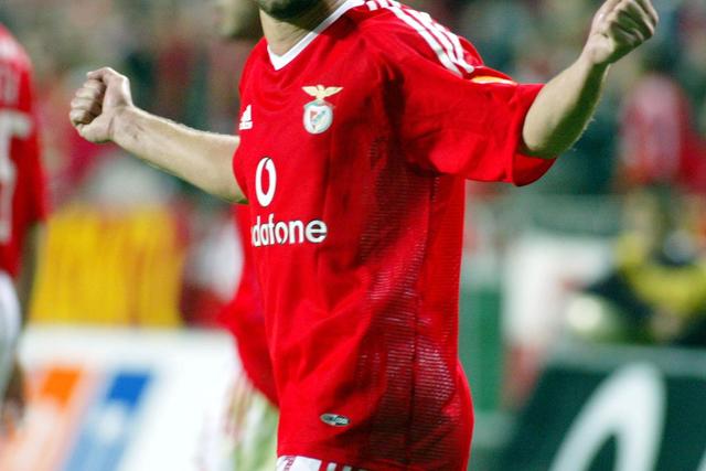 Roger, antigo avançado brasileiro do Benfica, de braços abertos a festejar um golo pela equipa portuguesa