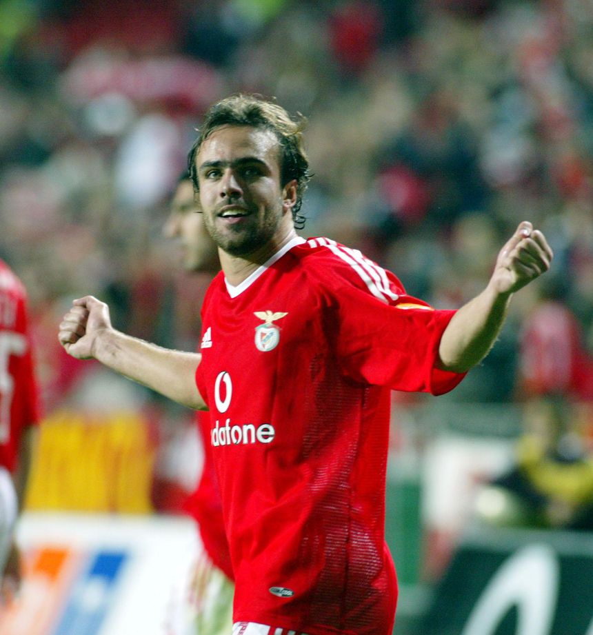 Roger, antigo avançado brasileiro do Benfica, de braços abertos a festejar um golo pela equipa portuguesa