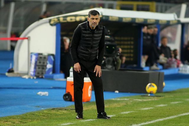 Sérgio Conceição, treinador do Milan, com as mãos nos joelhos