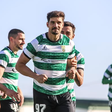 Pedro Martelo festeja golo com a camisola do Leça