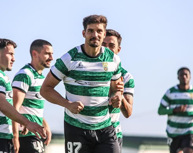 Pedro Martelo festeja golo com a camisola do Leça