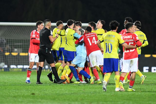 Benfica vence em Arouca com caos à mistura