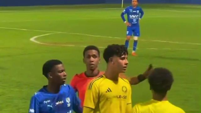 Cristiano Júnior sai entre empurrões e um cartão amarelo