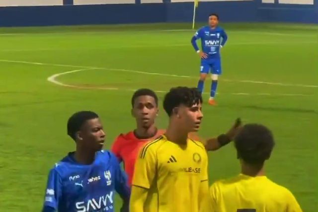 Cristiano Júnior sai entre empurrões e um cartão amarelo