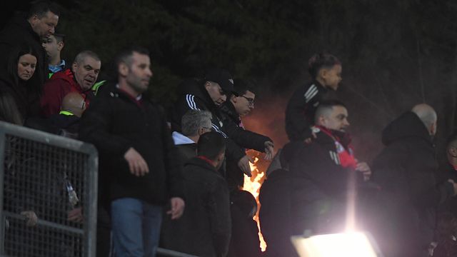 Lona queimada na bancada de adeptos do Benfica após golo de Ivanovic