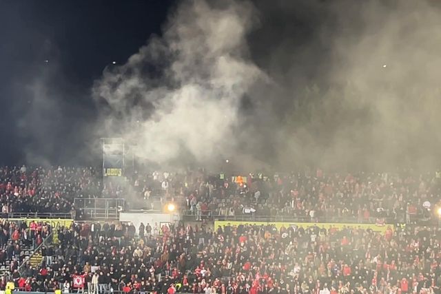 Lona queimada na bancada de adeptos do Benfica após golo de Ivanovic