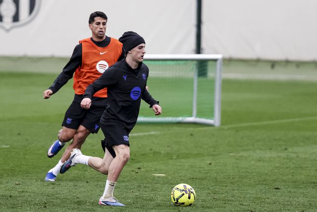 Gavi com João Cancelo no treino do Barcelona