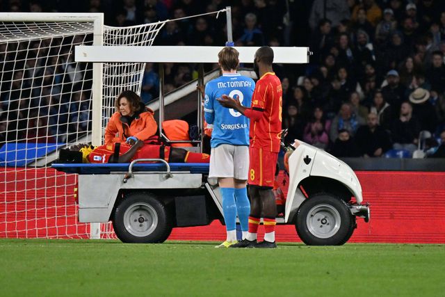Drama em Nápoles: jogador do Lecce cai com dor no peito e sai de ambulância