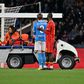 Drama em Nápoles: jogador do Lecce cai com dor no peito e sai de ambulância