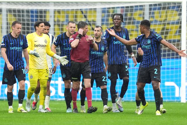 Jogadores do Inter reclamam com o árbitro (IMAGO)