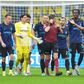 Jogadores do Inter reclamam com o árbitro (IMAGO)
