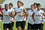 Ricardo Costa à esquerda de Cristiano Ronaldo, na preparação para o Mundial 2006 - Foto: A BOLA