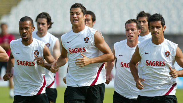 Ricardo Costa à esquerda de Cristiano Ronaldo, na preparação para o Mundial 2006 - Foto: A BOLA