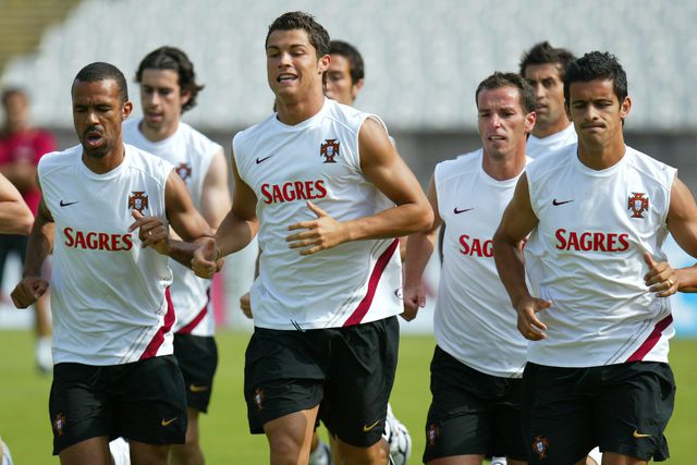 Ricardo Costa à esquerda de Cristiano Ronaldo, na preparação para o Mundial 2006 - Foto: A BOLA
