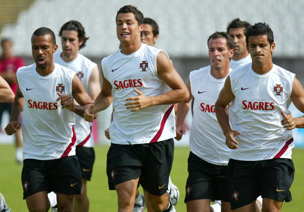 Ricardo Costa à esquerda de Cristiano Ronaldo, na preparação para o Mundial 2006 - Foto: A BOLA