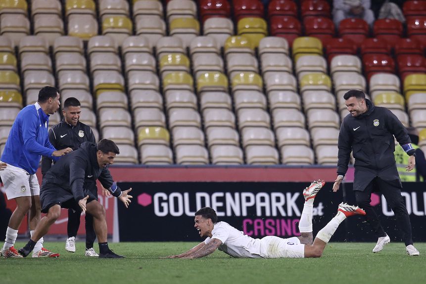 O 'banho' final chegou nos descontos. Naves celebra o golo do 2-2 - Foto: MANUEL FERNANDO ARAÚJO/LUSA