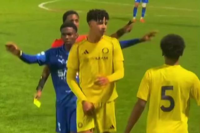 VÍDEO: Cristianinho sai entre empurrões, vê amarelo e o treinador… rejubila