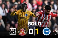 É de levar as mãos à cabeça: Minteh marca para o Brighton de ângulo impossível