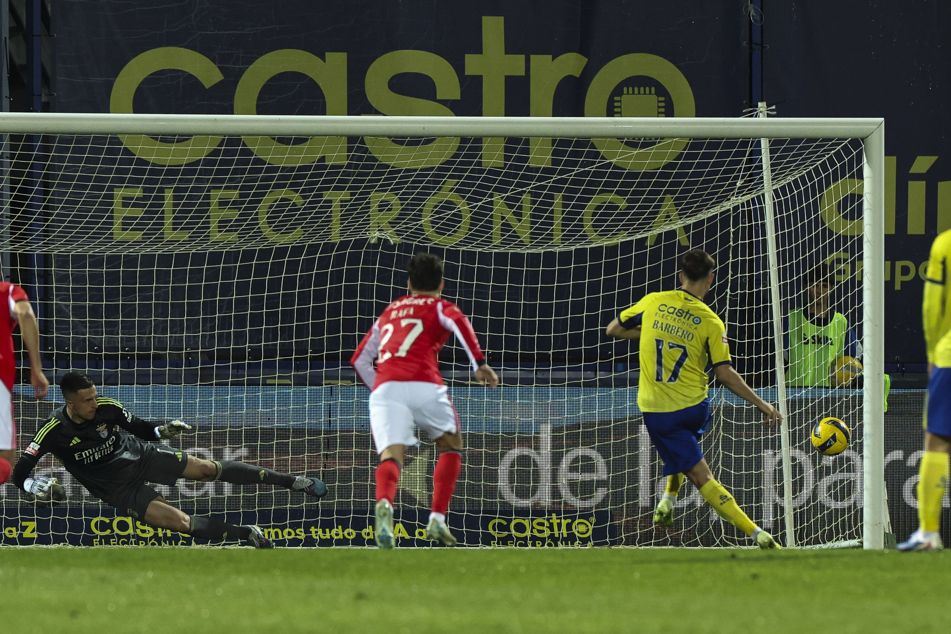 Camisola 17 faturou da marca dos 11 metros e, na altura, deu vantagem aos lobos diante das águias - Foto: Paulo Novais/LUSA