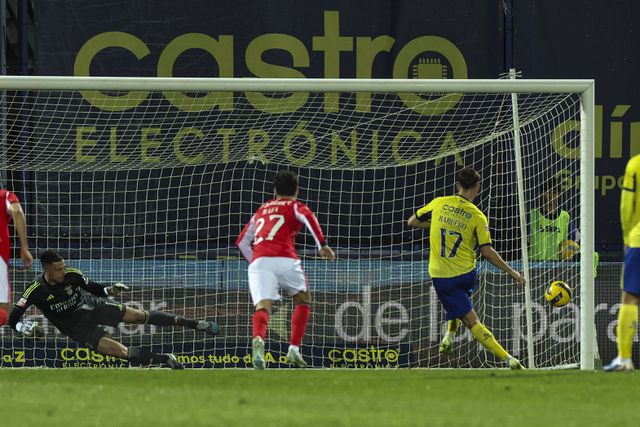 Camisola 17 faturou da marca dos 11 metros e, na altura, deu vantagem aos lobos diante das águias - Foto: Paulo Novais/LUSA